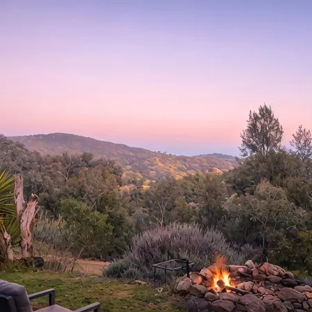 Hilltop Hideaway, Firepit, Starry Nights & Privacy