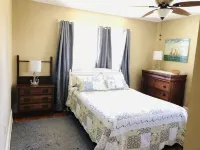 Riverfront Plum Crazy Bungalow w/boat dock! 10 min to Gulf, close to beaches! - Homestays