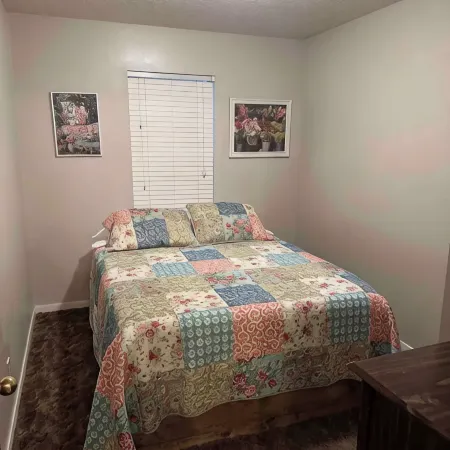 Charming 2-bedroom fishing cabin located near Lake Sam Rayburn