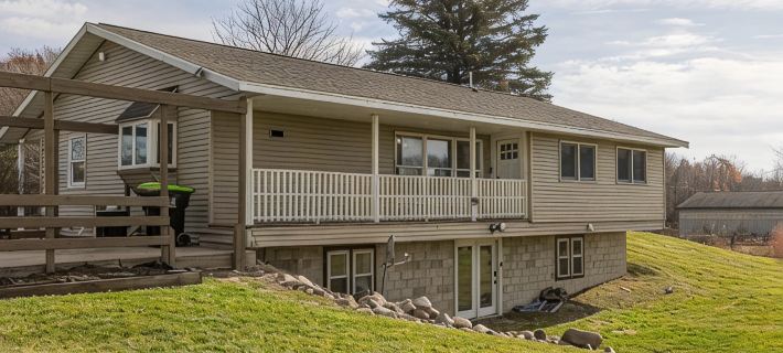 Farmhouse-hot tub, king beds, pet friendly, skiing, ORVing, hunting & golfing. Hotels in Clare County
