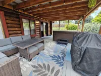 Charming, modern log cabin, steps to the lake. Bright & spacious. Ideal escape!