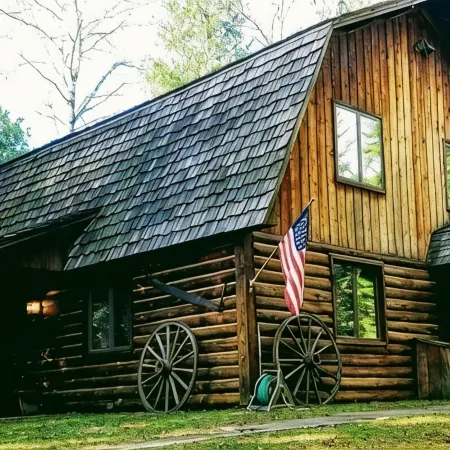Rustic, cozy log home vacation retreat near Sister Bay.