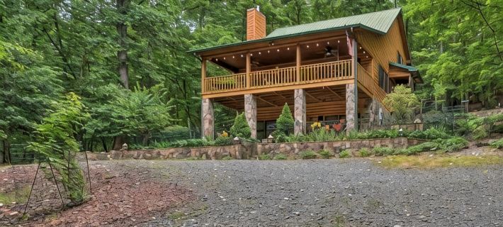 Riverfront Family Cabin • Resort Pool & Trails • Pet Friendly Mountain Escape ギルマーのホテル