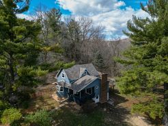 The Trimbelle Cottage: Secluded Riverside Retreat on 7 acres, with Hot Tub!