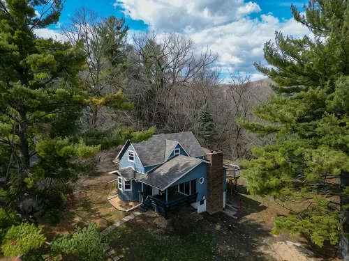 The Trimbelle Cottage: Secluded Riverside Retreat on 7 acres, with Hot Tub!