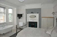 Beautiful and Spacious House Close to the Beach. Pet Free - 무료 와이파이