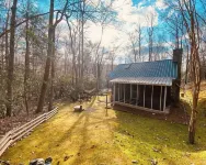 Charming and modernized 1800's Creekside Cabin w/Hot Tub and 5 minutes to I-77 - Chalets