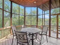 Dancing Falls Lodge: Overlooks Dirty Dancing Scene: Stream/Pond/Fire Pit/Hot Tub - シャレー