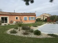 Air-Conditioned Single-Storey House with 3 Bedrooms and Swimming Pool Hôtels à : Bernac