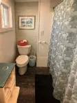 Moments to beach. Two queen beds, full kitchen with essentials. Dog friendly. - Wi-Fi