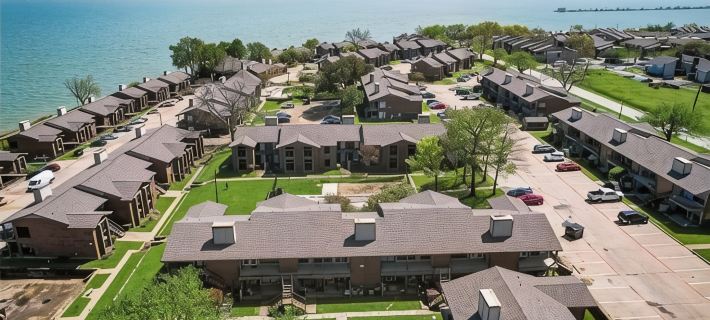 Lake life 1-bedroom,1-bath condo in peaceful Garland TX Hotels in Garland