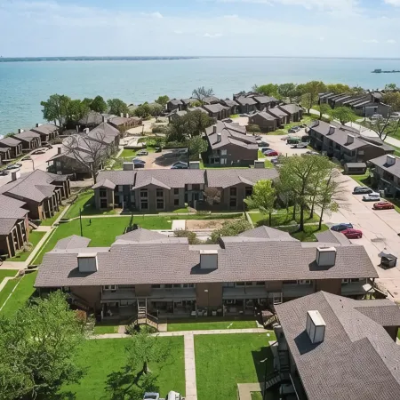 Lake life 1-bedroom,1-bath condo in peaceful Garland TX