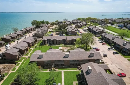 Lake life 1-bedroom,1-bath condo in peaceful Garland TX - 4-Star