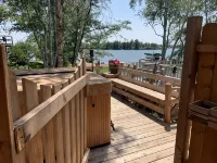 Beautiful lake side lower unit cabin on pelican lake ブリージー・ポイントのホテル
