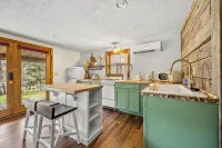 Secluded Lake Front Lodge In Cosby - Your Ultimate Hideaway - 4-Star