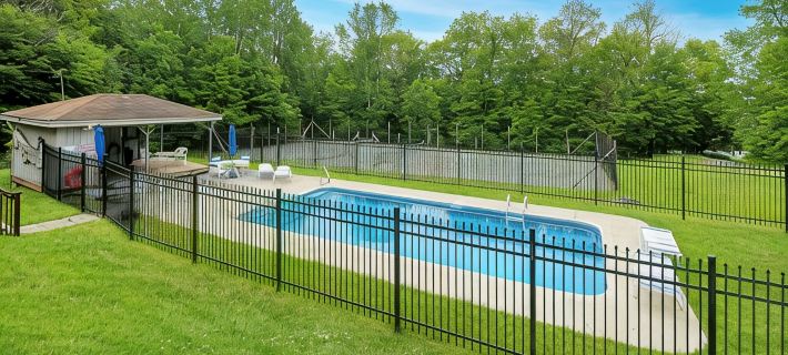 3 Bedroom Chic Condo - Community Pool and Tennis - 1 Mile to Mount Snow 도버 호텔