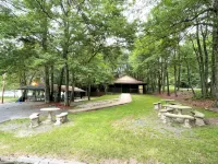 "Pocono Antilia" 7 BR Chalet Sleep 18 w/Hot Tub, Sauna & Game Room - Alppimaja