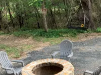 Hummingbird Cabin, located down Riverroad close to local shops and restaurants! コンカンのホテル