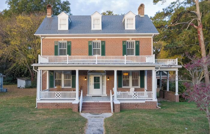 Stately historic 3bdr shore house near Cape Charles, boat parking, pet friendly
