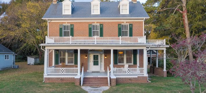 Stately historic 3bdr shore house near Cape Charles, boat parking, pet friendly Hotels in Northampton County