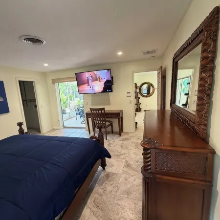 Island Living, Within Walking Distance To Beach Restaurants Shops Parks Marina