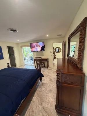 Island Living, Within Walking Distance To Beach Restaurants Shops Parks Marina - 4-Star