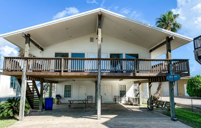 Sunny Family Friendly House 1500 sqft ~ Oversized Covered Deck ~ .5 m to Beach