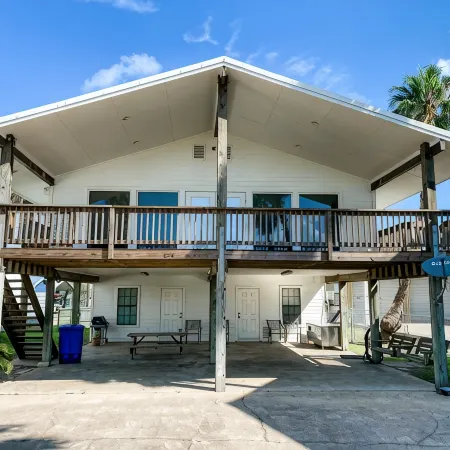 Sunny Family Friendly House 1500 sqft ~ Oversized Covered Deck ~ .5 m to Beach