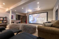 NEW Artistic Modern Cottage/SCREENED Porch/Fire Pit/ Giant Theater/Game RM