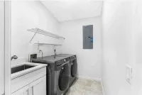Luxurious Modern 4BR, Heated Pool near Beach and Mercato! Newly Renovated!