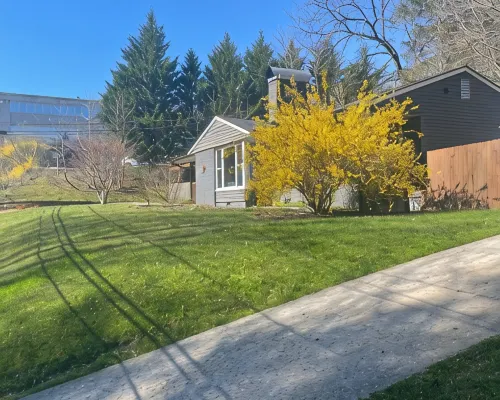 Downtown Brevard Hideaway Steps from Main St Restaurants-Dog Friendly, Fenced 布里瓦德住宿飯店