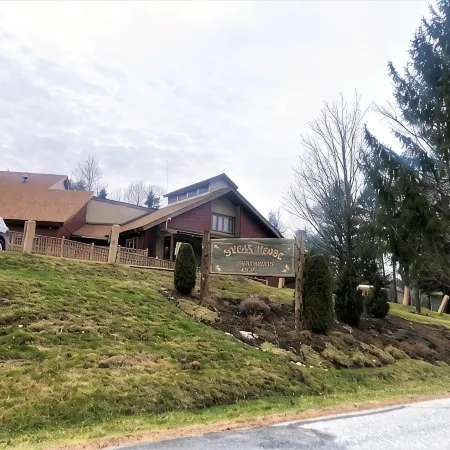 Mount Snow Timber Creek Townhouse with Pool and Ski Shuttle