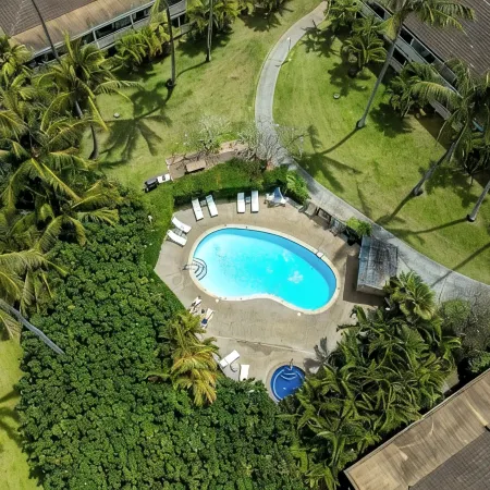 Deluxe 1 Bedroom Ocean View Condo with hot tub and pools & short stroll to beach