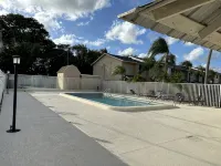 Newly renovated Lantana FL condo, All new luxury furnishings, 2 miles from Ocean