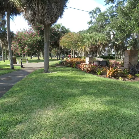 2 bed/2 Ba Venice Island Villa - Walk to Beach & Historic Downtown Venice!