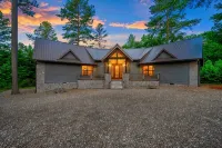 Grey Goose Lodge - Beautiful, Spacious Lodge, Creek, Hot Tub, Firepit, Games - Lodges