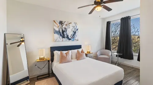 Charming 1-bd apartment in Frisco with Fitness Room, Work Space & Swimming Pool - 방갈로