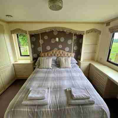 Peaceful Countryside Caravan Near Rhosneigr, Anglesey Rooms