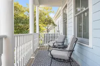 Historic District Gem - 2BR/2BA, Walk to Forsyth Park - Lower Level - Condos