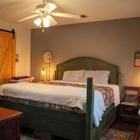 Family Pet Friendly 3-Bedroom Vintage Inspired House in Kyle - Plum Creek Отели в г. Кайл
