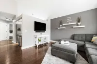 Spacious 4-bedroom house in the heart of West Omaha close to EVERYTHING - Boutique