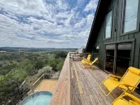Design-forward Frio cabin with epic views & pool 콘칸 호텔