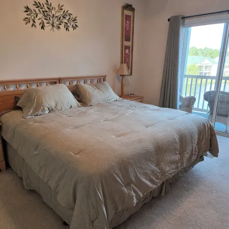 Sandpiper Bay 3rd Floor. 4 mi to Beach. 3 Bd, 2 ba, New Kitchen,  Pool & More