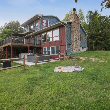 Unreal Mountain Views w/ Hot Tub Near Charming Jim Thorpe & Blue Mountain Skiing