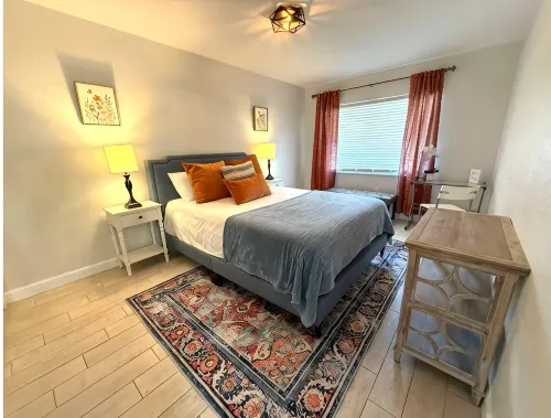 New Steps to Downtown • 7 Mins to Beach + Parking - Homestays