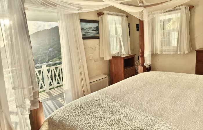Artistically Designed Home with Huge Ocean Views, Small Dipping Pool and Hot Tub
