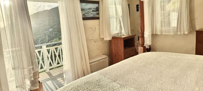 Artistically Designed Home with Huge Ocean Views, Small Dipping Pool and Hot Tub Hotels in Central
