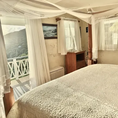 Artistically Designed Home with Huge Ocean Views, Small Dipping Pool and Hot Tub Отели в г. Сентрал