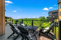 The Cozy Nook~ NEW Luxurious Modern Retreat Cabin with Hot Tub, Game Room, Grill - 4-Star