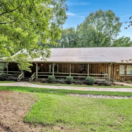 Church Farm cabin is a cozy cabin for an unforgettable stay in central Alabama